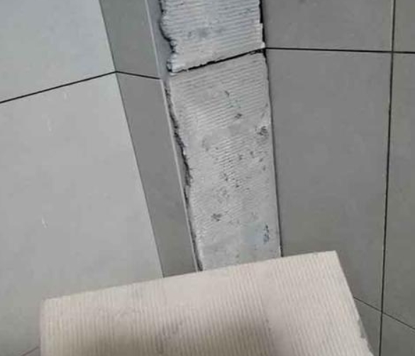 鄂尔多斯瓷砖空鼓维修公司分享下厨房瓷砖脱落的补救措施。